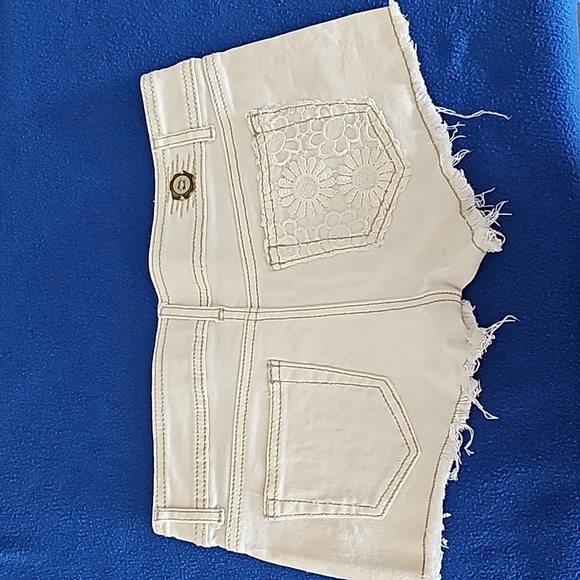 White shorts - Picture 2 of 3